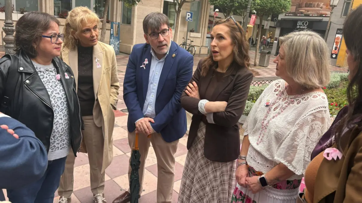 Acto institucional del Día Mundial del Cáncer de Mama con AMUMA y AECC en Ciudad Real