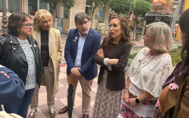 Acto institucional del Día Mundial del Cáncer de Mama con AMUMA y AECC en Ciudad Real