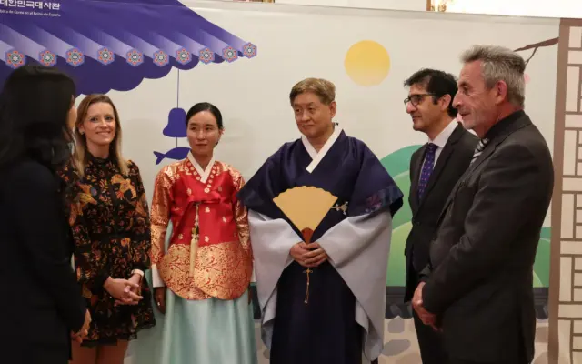 Representantes de Valdepeñas y Castilla-La Mancha en la recepción de la Embajada de Corea en Madrid