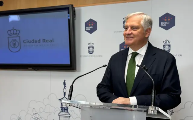 El alcalde de Ciudad Real, Francisco Cañizares, en una comparecencia ante los medios sobre la climatización de los colegios