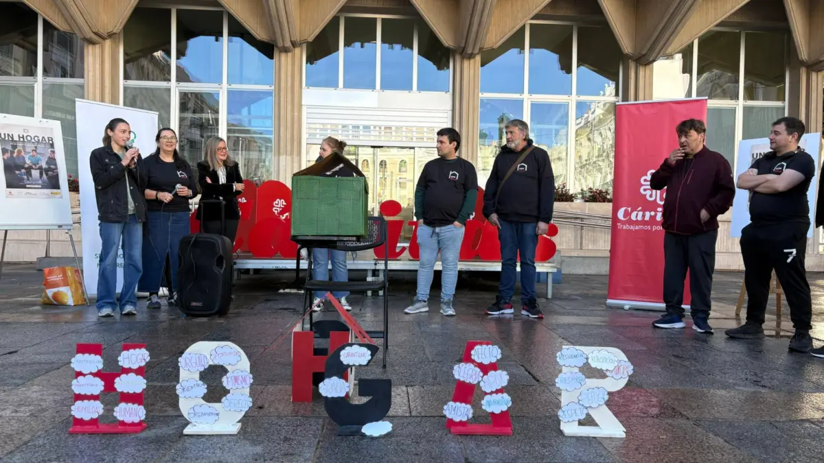 Actividad de sensibilizacion de Caritas en la Plaza Mayor de Ciudad Real antes del recuento nocturno de personas sin hogar