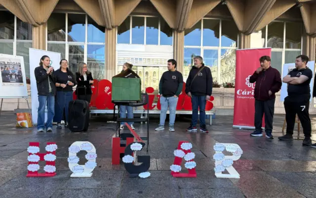 Actividad de sensibilizacion de Caritas en la Plaza Mayor de Ciudad Real antes del recuento nocturno de personas sin hogar