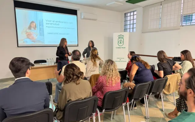 Sara Pérez-Tomé Román durante la conferencia 'Vivir el embarazo con serenidad' en el Centro Nieves Adán de Ciudad Real