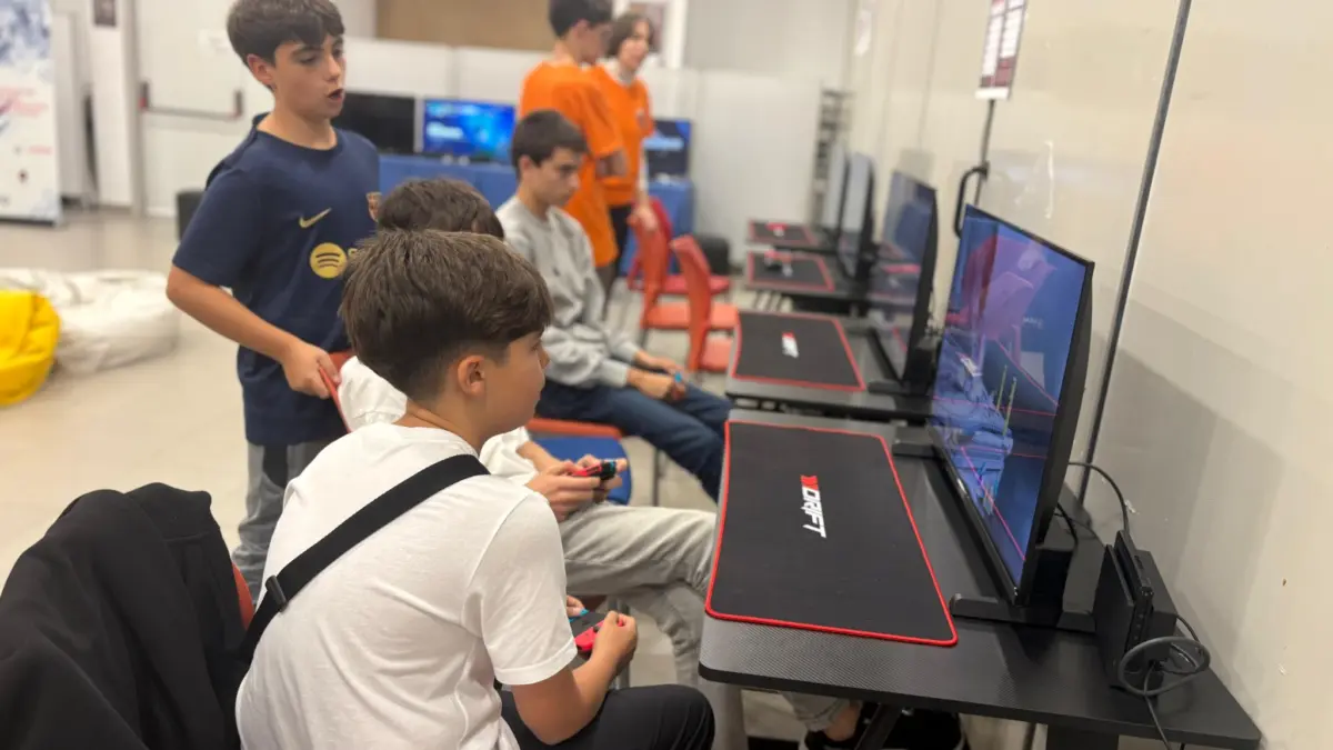 Jóvenes participando en el Espacio Gaming del Espacio Joven de Ciudad Real