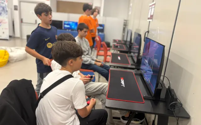 Jóvenes participando en el Espacio Gaming del Espacio Joven de Ciudad Real