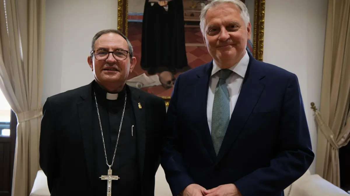 Francisco Cañizares y el obispo Abilio Martínez durante su reunión en el obispado