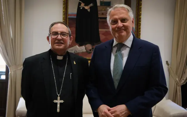 Francisco Cañizares y el obispo Abilio Martínez durante su reunión en el obispado