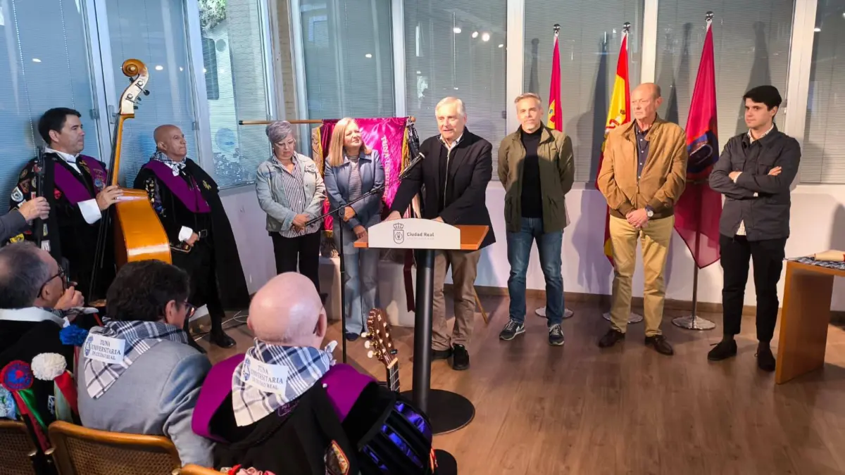 El alcalde de Ciudad Real recibe a los tunos del II Certamen Nacional de Tunas Universitarias
