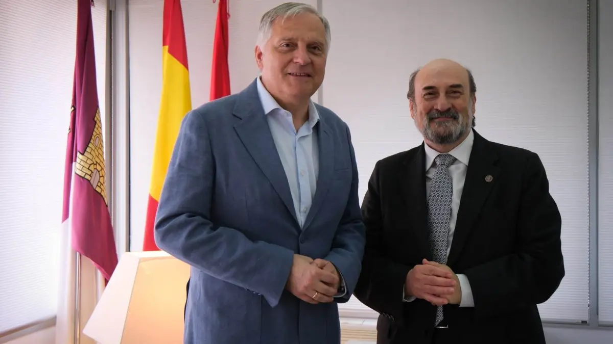 El alcalde Francisco Cañizares recibe en el Ayuntamiento al magistrado Luis Casero, nuevo presidente de la Audiencia Provincial de Ciudad Real