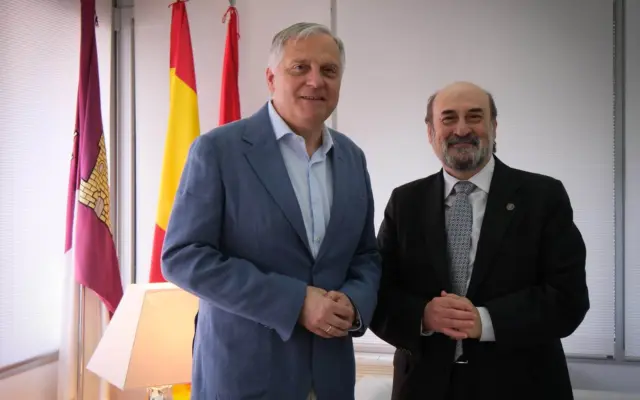 El alcalde Francisco Cañizares recibe en el Ayuntamiento al magistrado Luis Casero, nuevo presidente de la Audiencia Provincial de Ciudad Real