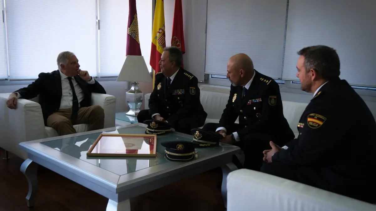 El alcalde Francisco Cañizares despide al comisario José Alberto Camacho en el Ayuntamiento de Ciudad Real