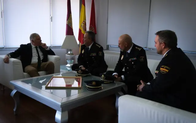 El alcalde Francisco Cañizares despide al comisario José Alberto Camacho en el Ayuntamiento de Ciudad Real