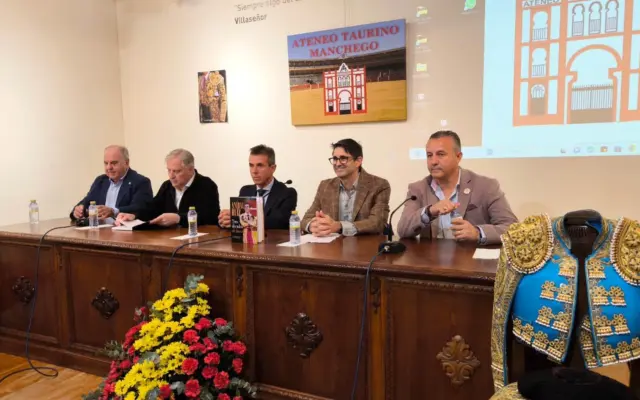 Presentacion del libro Tres decadas de luces sobre el matador Anibal Ruiz en el Museo Lopez-Villasenor