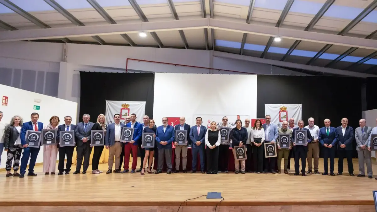 Foto de familia de los Premios Vino y Cultura 2026 de la DO La Mancha en El Provencio