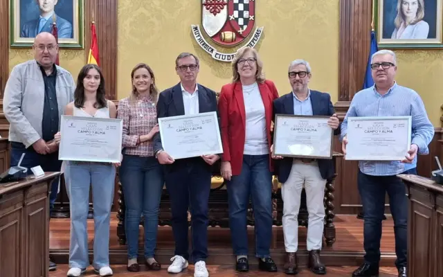 Representantes de las cuatro bodegas de Valdepeñas con sus diplomas de Gran Selección Campo y Alma 2026