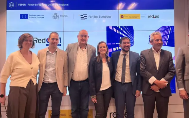 Representantes del Ayuntamiento de Valdepeñas en la presentación del proyecto Valdepeñas Conectada en Red.es