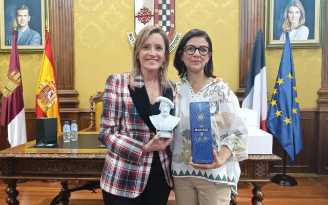 Vanessa Irla recibe a la delegación de Cognac en Valdepeñas por el 30 aniversario del hermanamiento