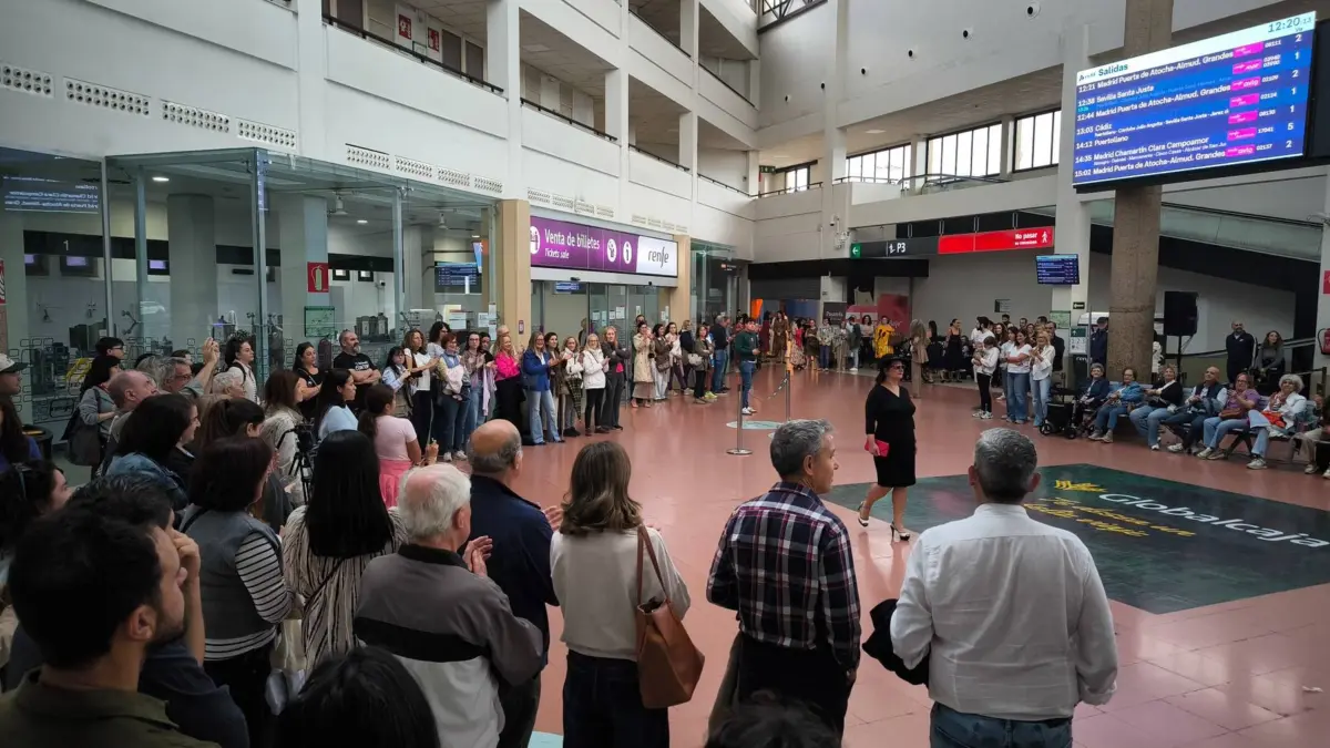 Modelos con y sin discapacidad desfilan en el hall de la estación de Ciudad Real durante la Semana de la Inclusión