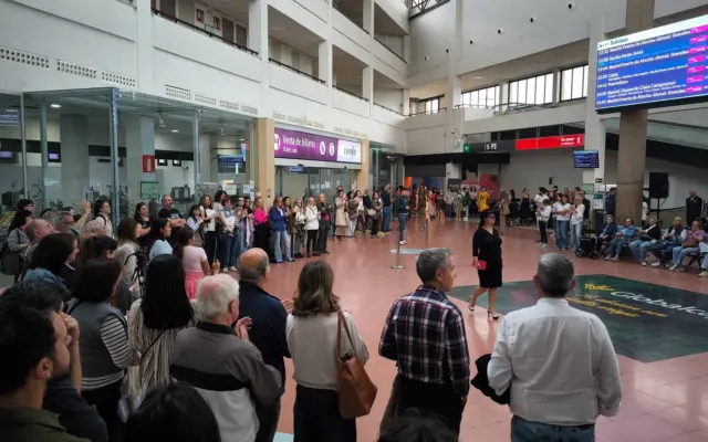 Modelos con y sin discapacidad desfilan en el hall de la estación de Ciudad Real durante la Semana de la Inclusión