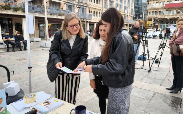 Alumnos pintando lienzos en la Plaza Mayor de Ciudad Real con Cáritas