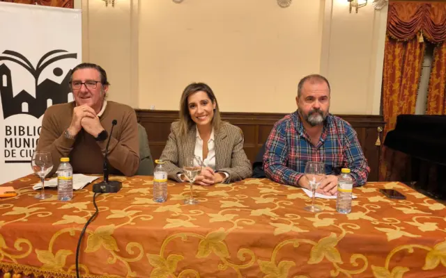La escritora Angela Banzas con lectores en el Antiguo Casino de Ciudad Real