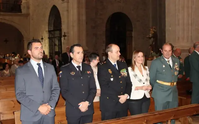 Vanessa Irla junto a miembros de la Guardia Civil en Valdepeñas