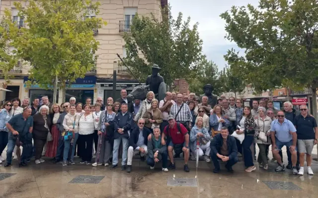 Participantes de la ruta cervantina Alcázar de Cervantes con maquinistas ferroviarios en Alcázar de San Juan