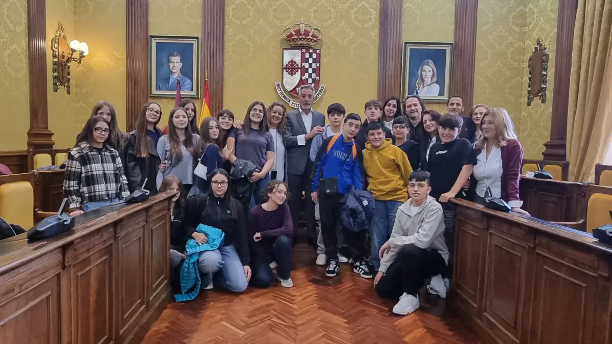 El alcalde de Valdepeñas recibe al alumnado italiano de Calabria