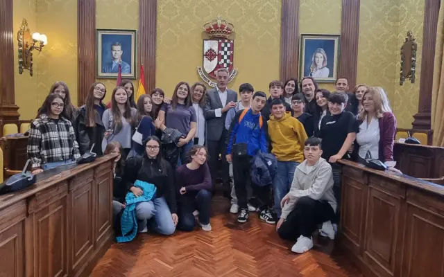 El alcalde de Valdepeñas recibe al alumnado italiano de Calabria
