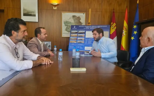 Reunión del consejero de Fomento con el alcalde de Herencia sobre la carretera CM-3167