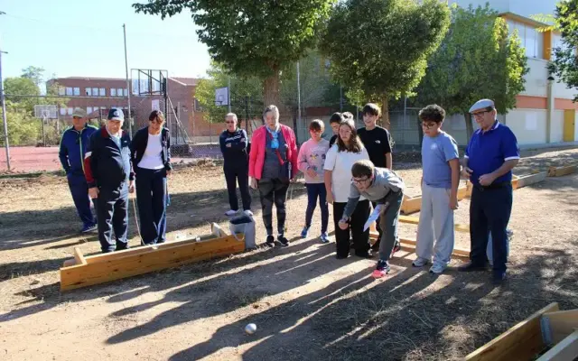Alumnos del IES Francisco Nieva y mayores del Centro del Lucero en una actividad deportiva conjunta en Valdepeñas