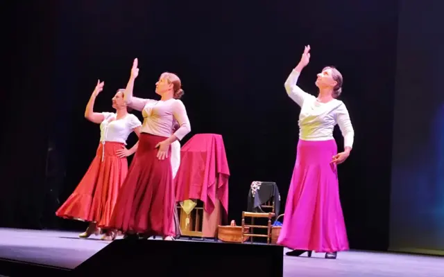 Escenario del Teatro Emilio Gavira durante la representación de La prodigiosa zapatera por la Asociación Aldonza en Alcázar de San Juan
