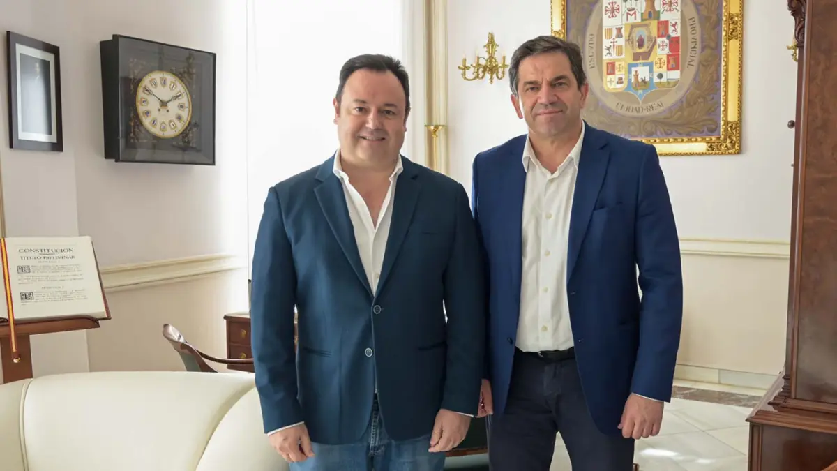Manuel Briega y Adrián Fernández, integrantes del Dúo Belcorde, junto al presidente de la Diputación de Ciudad Real, Miguel Ángel Valverde, en el Palacio Provincial