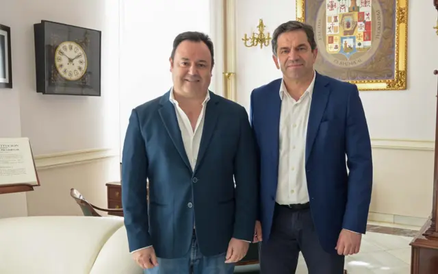 Manuel Briega y Adrián Fernández, integrantes del Dúo Belcorde, junto al presidente de la Diputación de Ciudad Real, Miguel Ángel Valverde, en el Palacio Provincial