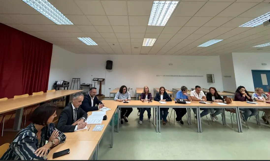 Reunión del alcalde de Puertollano con representantes de las AMPAS