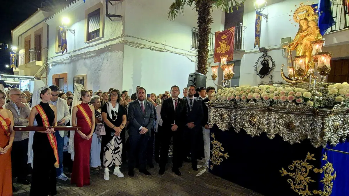 El presidente de la Diputación, Miguel Ángel Valverde, en la procesión de la Virgen del Rosario en Alcubillas