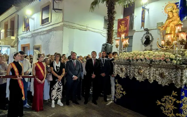 El presidente de la Diputación, Miguel Ángel Valverde, en la procesión de la Virgen del Rosario en Alcubillas
