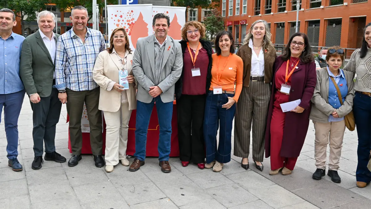 El presidente de la Diputación, Miguel Ángel Valverde, con representantes de la asociación AMHIDA