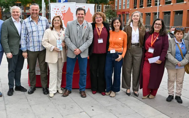 El presidente de la Diputación, Miguel Ángel Valverde, con representantes de la asociación AMHIDA