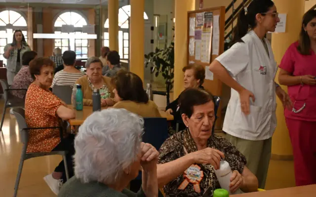 Usuarios del Centro de Día de Miguelturra durante el bingo especial por el Día Internacional de las Personas Mayores