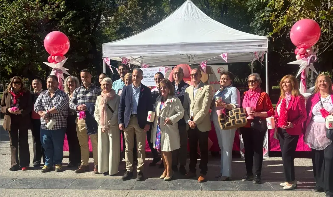 Entrega del cheque de 2.000 euros del Ayuntamiento de Puertollano a la Asociación Santa Águeda