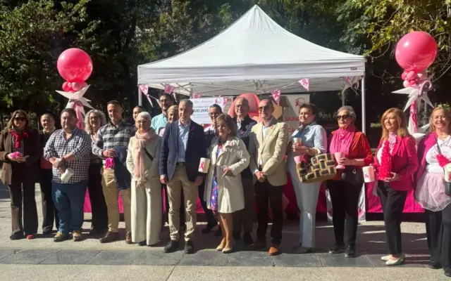 Entrega del cheque de 2.000 euros del Ayuntamiento de Puertollano a la Asociación Santa Águeda