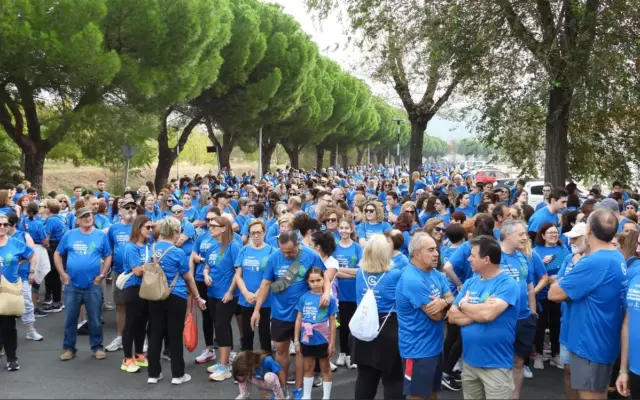 Participantes recorriendo las calles de Puertollano durante la VI Marcha Contra el Cáncer organizada por la AECC