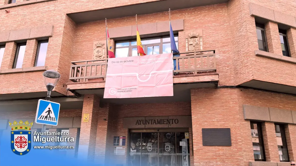Pancarta rosa en el balcón del Ayuntamiento de Miguelturra por el Día Internacional de la Lucha contra el Cáncer de Mama