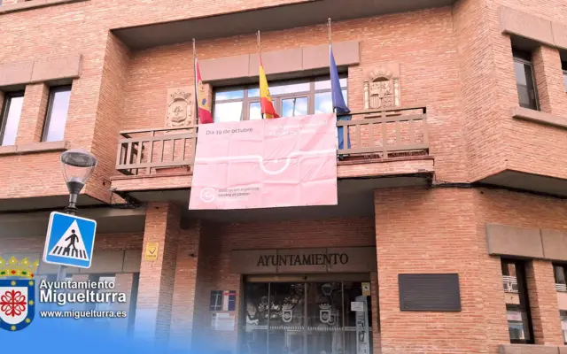 Pancarta rosa en el balcón del Ayuntamiento de Miguelturra por el Día Internacional de la Lucha contra el Cáncer de Mama