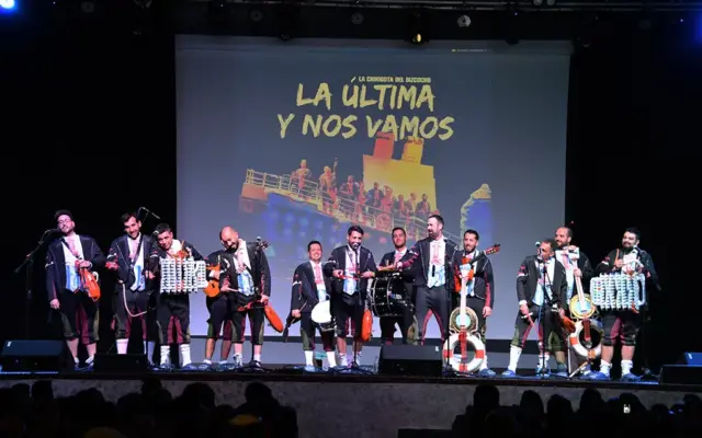 La chirigota El Bizcocho actuando en el Palacio del Carnaval de Miguelturra durante una edición anterior del PreCarnaval