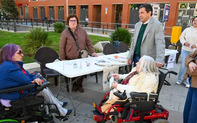 Mesa informativa de la asociación Ciudad Accesible en Ciudad Real