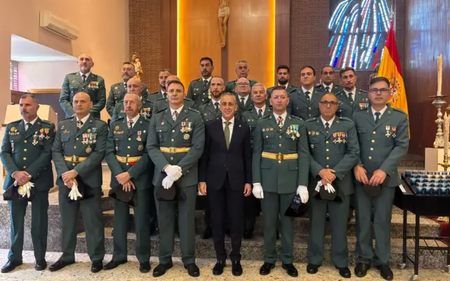 El alcalde de Puertollano junto a miembros de la Guardia Civil en el acto de la festividad de la Virgen del Pilar