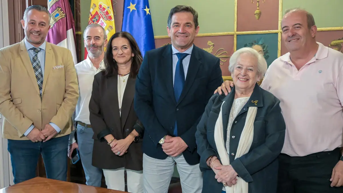 Firma en el Palacio Provincial del contrato de adquisicion del legado fotografico de Manuel Herrera Pina