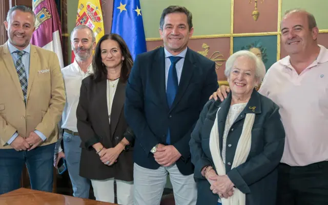 Firma en el Palacio Provincial del contrato de adquisicion del legado fotografico de Manuel Herrera Pina
